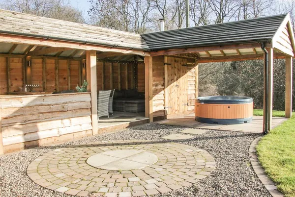 Stoney-Brook Lodge full timber lodge with covered hot tub area