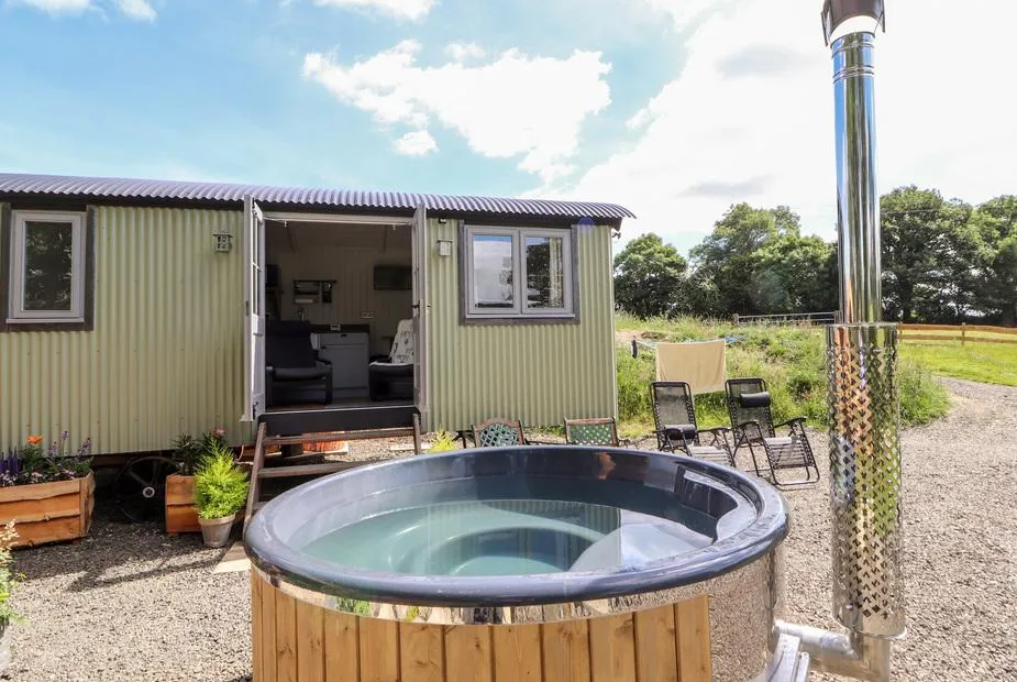The Moorhen Retreat hot tub beside the shepherd hut