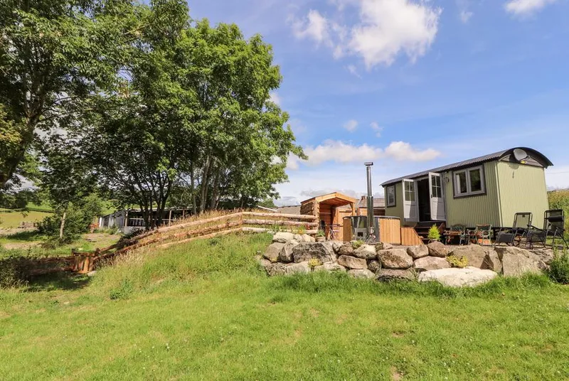 The Moorhen Retreat hut above the stream and lawn