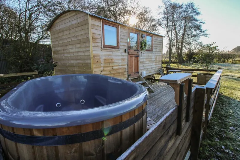 The Oak Hut hot tub beside the timber hut