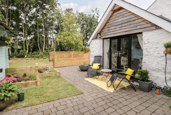 The Old Stable cottage patio exterior