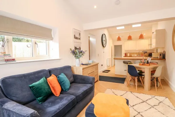 The Pinfold open-plan lounge and kitchen with breakfast bar