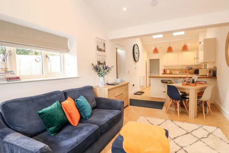 The Pinfold open-plan lounge and kitchen with breakfast bar