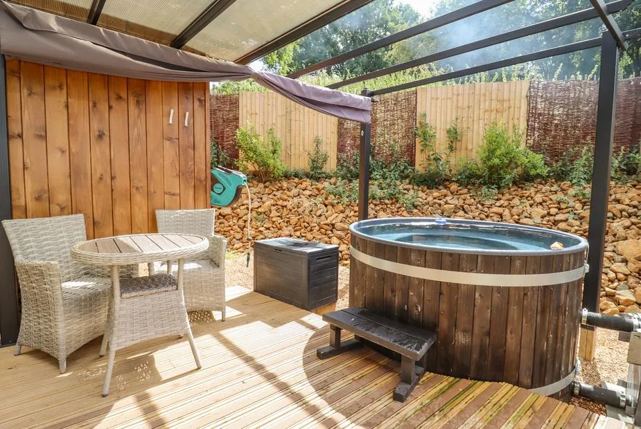 The Shepherds Hut at Bridge Lake Farm & Fishery hot tub on the deck