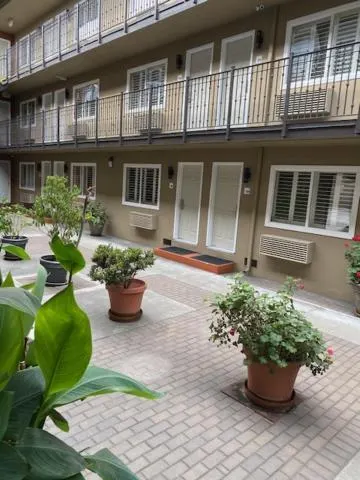 Courtyard with potted plants in front of a building