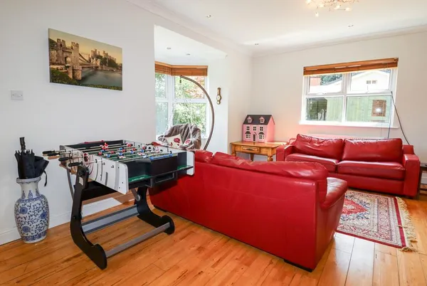Trem Y Don bright lounge with red sofas