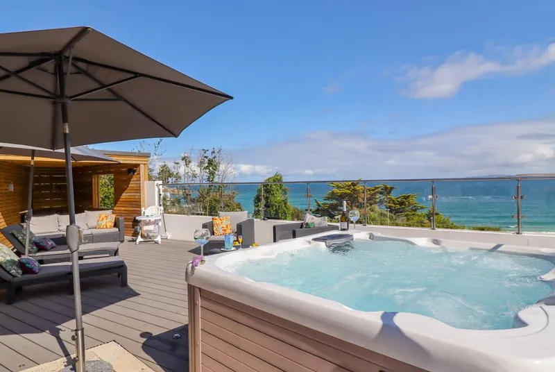 Tresco Bungalow hot tub on sea-view terrace