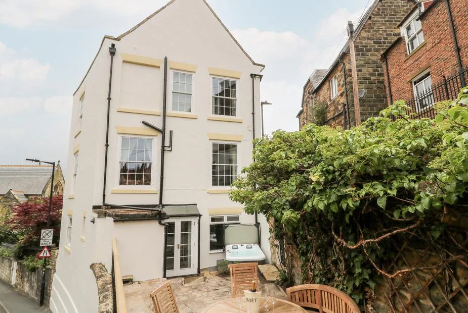 Trillo House courtyard garden with hot tub and outdoor dining
