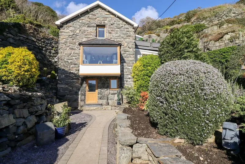 Ty'n-Y-Ffynnon Cottage stone cottage front on the hillside