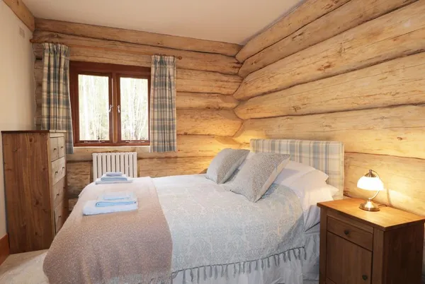 Moorhen Lodge double bedroom with log walls