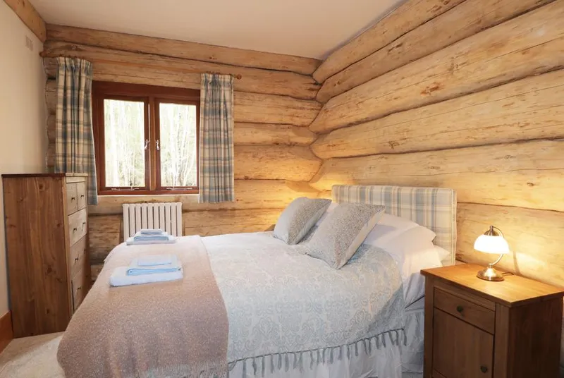Moorhen Lodge double bedroom with log walls
